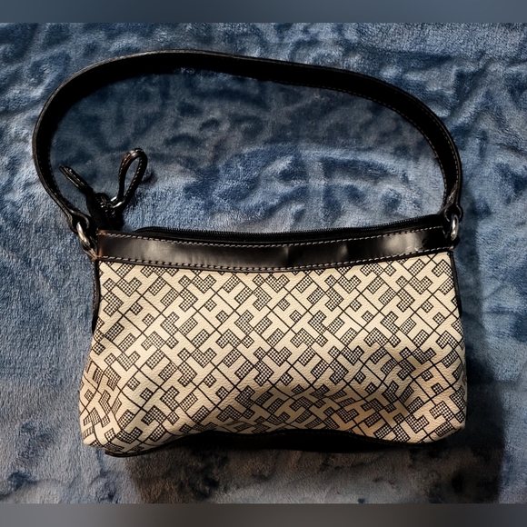 Tommy Hilfiger- NWOT- Black/White Logo, Leather Hobo Shoulder Bag - Picture 7 of 8